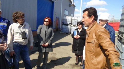 Представители завода проводят экскурсию по территории 